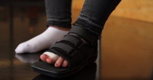 What Shoes to Wear with a Broken Toe: A Guide to Comfort and Style**