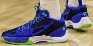 wide basketball shoes